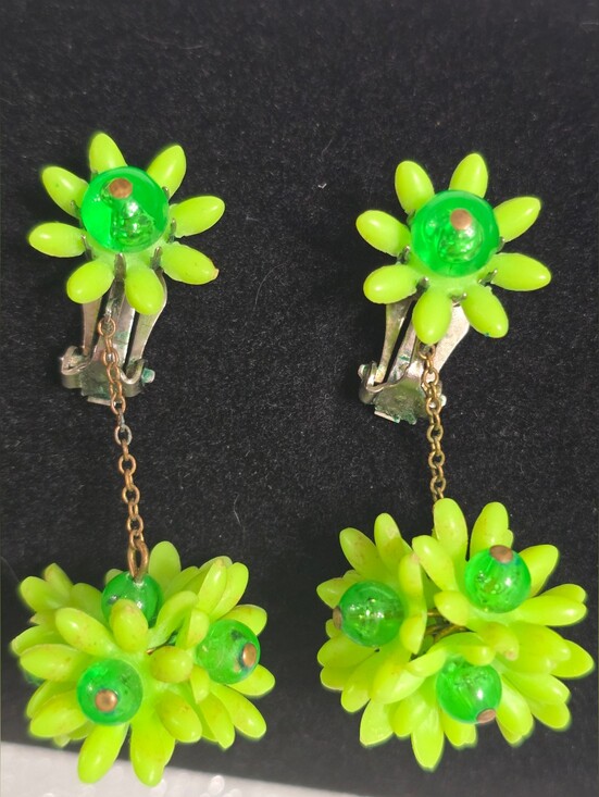 Estate Jewelry - Vintage 60s Neon Green Floral Daisy Dangle Clip-On Kitschy Earrings